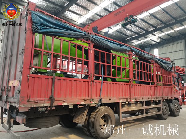 一誠8米有機肥輪盤式翻堆機發往廣東湛江